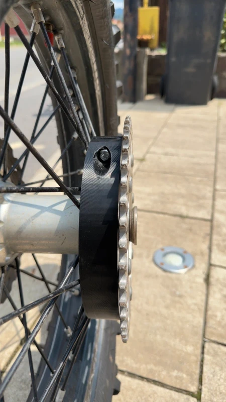 Anti-stuck chain device for enduro motorcycle